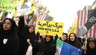 Des milliers d'Iraniens célèbrent la prise de l'ambassade US, le «nid d'espions».