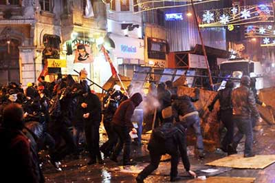 Des centaines de manifestants anti-Erdogan dispersés à Istanbul et Ankara.