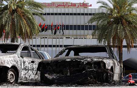 Regain de violences en Libye, qui envisage le recours à des forces internationales.