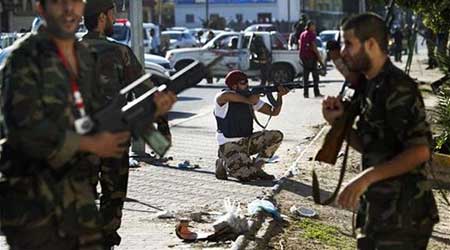 Regain de violences en Libye, qui envisage le recours à des forces internationales.