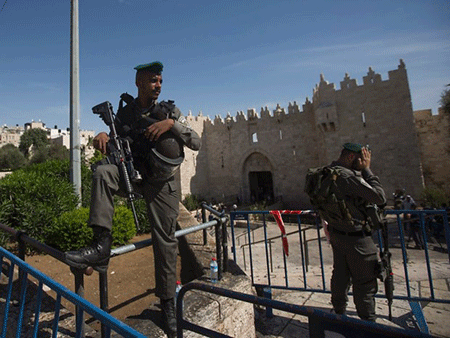 La police israélienne installe des checkpoints à al-Qods occupée