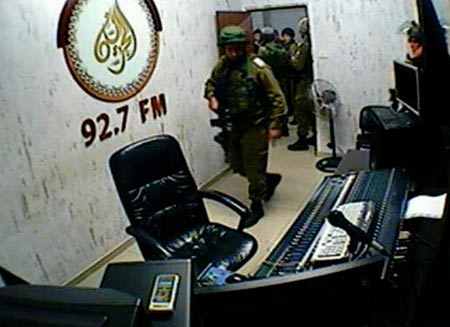 L'armée israélienne ferme une radio palestinienne à al-Khalil.