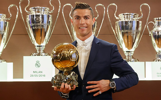 Football: Cristiano Ronaldo décroche son quatrième Ballon d’Or.