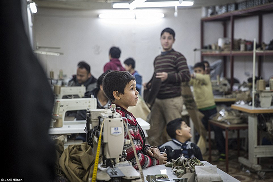 Des enfants réfugiés fabriquent les uniformes de «Daech» en Turquie