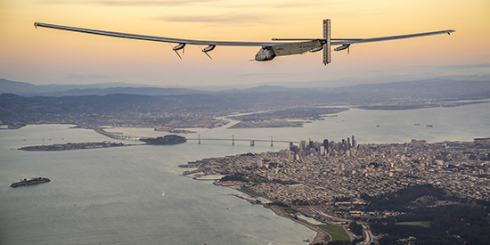 L'avion solaire Solar Impulse 2 survole la Statue de la Liberté à New York.