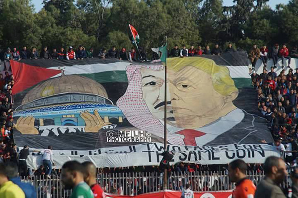 Des supporteurs de foot en Algérie: Le roi Salman/Trump, «deux faces d’une même pièce».