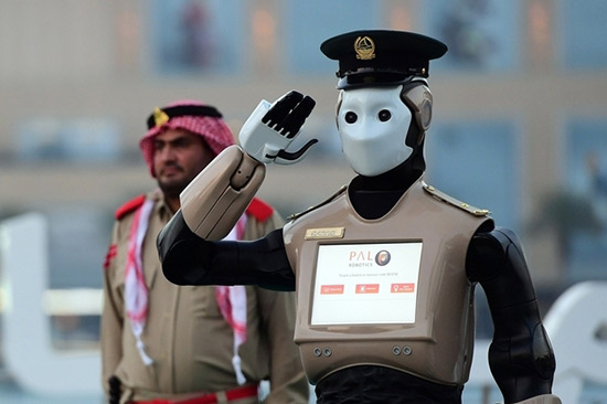 «RoboCop»: Dubaï inaugure des policiers robots.