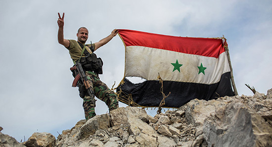 Le drapeau syrien hissé à Douma, la paix revient dans la Ghouta orientale.