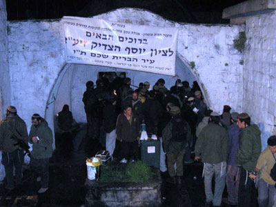 Les soldats israéliens protègent des colons sionistes qui envahissent le Tombeau de Joseph.