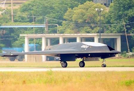 Premier vol d'un drone furtif de combat chinois.