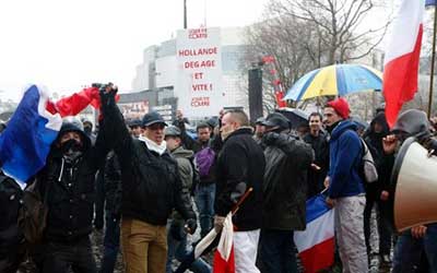 Des milliers d’anti-Hollande défilent à Paris, 250 gardes à vue.