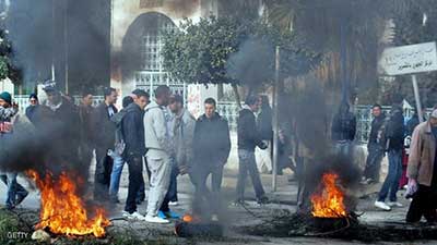 Tunisie: heurts entre policiers et manifestants, des bâtiments officiels incendiés.