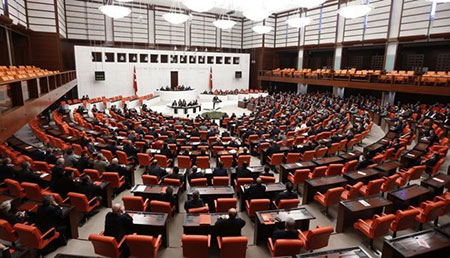 Turquie: nouvelle bagarre au Parlement, les députés en viennent aux mains