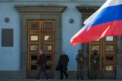 Ukraine: la Crimée sous contrôle pro-russe, Poutine accepte l'initiative de Merkel.