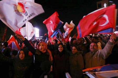 Turquie: vainqueur des municipales, Erdogan menace ses adversaires.