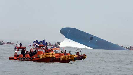 Plusieurs centaines de disparus dans le naufrage d'un ferry en Corée du Sud.
