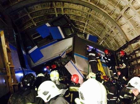 Déraillement d'une rame du métro de Moscou, au moins 12 morts.