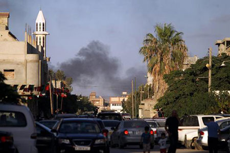 deux réservoirs de carburant en feu menacent Tripoli