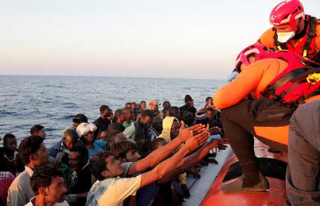 Amnesty accuse l’UE «forteresse» de mettre «en danger la vie» des réfugiés.