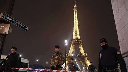 Menaces de «Daech»: «La France n'a pas peur», dit Cazeneuve.