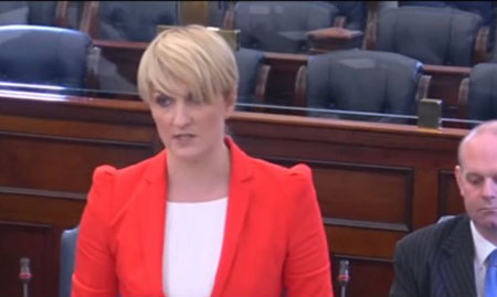  Le sénatrice irlandaise Averil Puissance parlant au Sénat à Dublin, le 22 octobre 2014