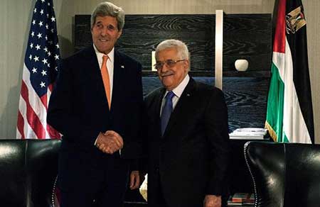 Le secrétaire d'Etat américain John Kerry et le président palestinien Mahmoud Abbas, le 23 septembre 2014 à New York.