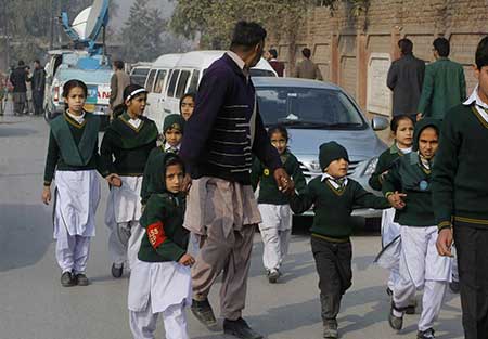 Pakistan: carnage dans une école attaquée par les talibans, au moins 126 morts.