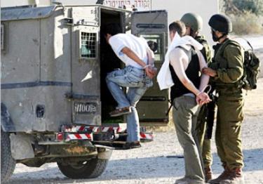 Les forces de l’occupation israélienne détiennent douze palestiniens en Cisjordanie