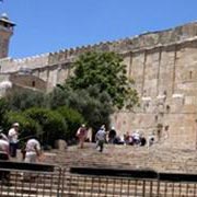 Les fidèles repoussent des colons sionistes d’Al-Aqsa, la mosquée al-Ibrahimi fermée
