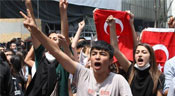 Turquie: les manifestations font deux morts, les protestations continuent

