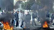 Tunisie: heurts entre policiers et manifestants, des bâtiments officiels incendiés

