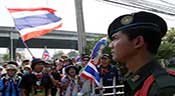 Thaïlande: émeutes meurtrières à Bangkok, la Première ministre inculpée
