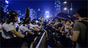 Violences et arrestations dans les rues de Hongkong