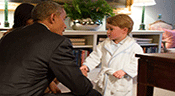 Le prince George accueille Obama en pyjama

