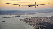 L’avion solaire Solar Impulse 2 survole la Statue de la Liberté à New York
