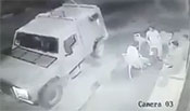 Des soldats israéliens lancent une grenade sur des Palestiniens qui prennent un café