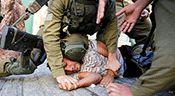 Un Palestinien non armé tabassé par des soldats à un checkpoint

