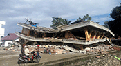 Séisme d’une magnitude de 6,5 en Indonésie : 54 morts, des dizaines d’immeubles détruites

