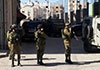 Hébron: L’#occupation arrête des #Palestiniens et attaque l’un d’entre eux