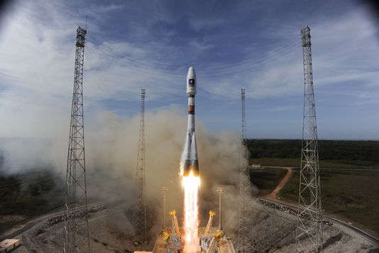 Une fusée #Soyouz décolle vers l’#ISS avec un Russe et un Américain à bord
