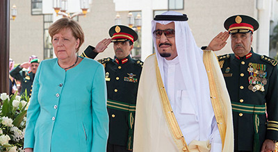 Merkel refuse le voile, la TV saoudienne la floute… et ça lui fait une de ces têtes!
