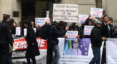 La dirigeante birmane Aung San Suu Kyi chahutée à Londres par des militants de la cause Rohingya
