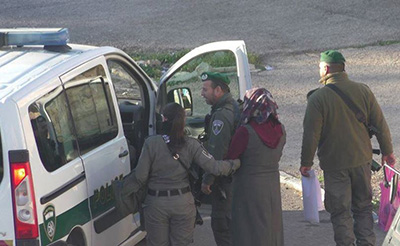 #AlQods: Les forces israéliennes détiennent une Palestinienne sur un checkpoint