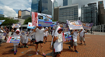 Des manifestants se déguisent en requin contre la consommation d’ailerons à Hong Kong

