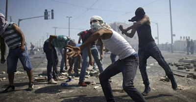 Les forces israéliennes dispersent des manifestants au point de contrôle de Qalandia