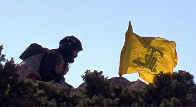La Résistance islamique arbore le drapeau libanais et la bannière du #Hezbollah sur le mont Dahr al-Houwwé dans le jurd de #Ersal
