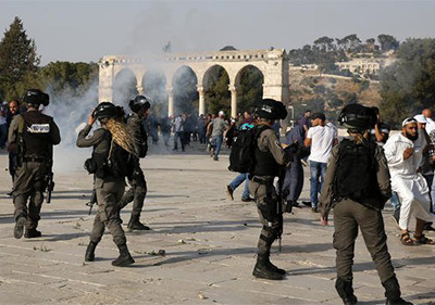 Affrontements entre Palestiniens et policiers israéliens à al-Aqsa, une centaine de blessés