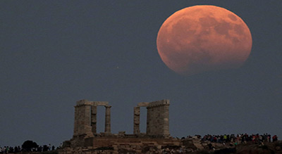 La «Lune rougeâtre» vue de différents pays du monde