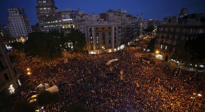Catalogne: Les catalans dans la rue, les chars espagnols aux frontières

