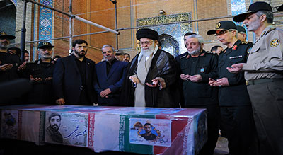 Cérémonie funéraire de Mohsen Hojaji: sayed Khamenei rend hommage au martyr


